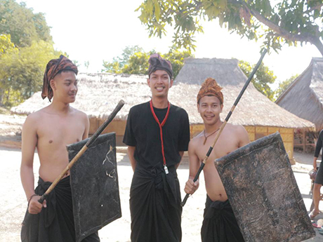 Hari 5 - Peserta mencoba tarian Desa Sasak Ende